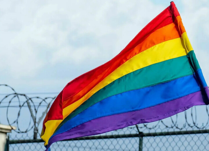 Queer asielzoeker gediscrimineerd en zwaar mishandeld door homofobe medebewoners Queer asielzoekers