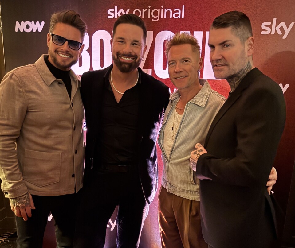 Kijktip: Boyzone – Life, Death & Boybands, met het onvertelde verhaal van 5 onbekende jongens die wereldberoemd werden Eloy de Jong omringd door drie Boyzone-bandleden tijdens de première van de documentaireserie
