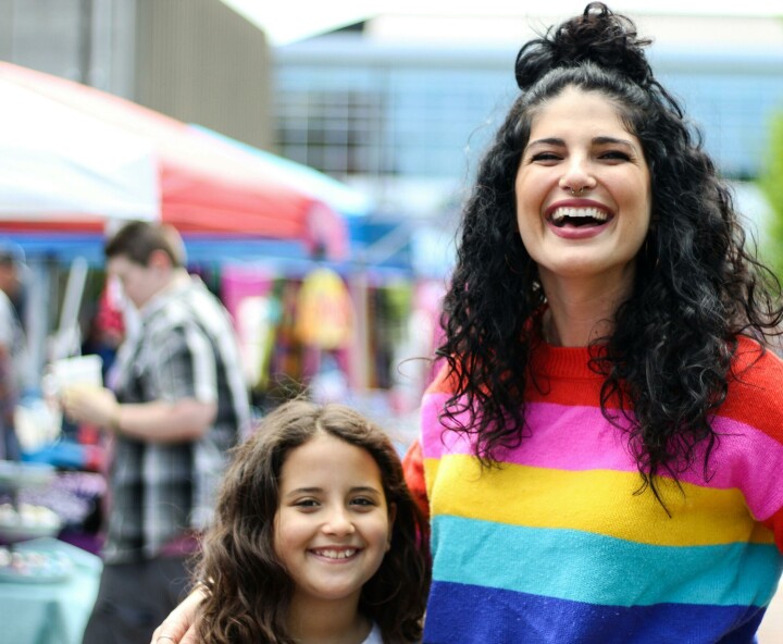 Kom naar Queer Market 2025, met vintage spullen, workshops, muziek, lekker eten en meer Queer Market