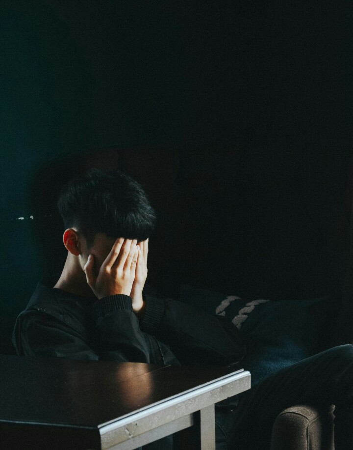 Herhaalde oproep: lhbtiq+-vluchteling moet partner naar Nederland kunnen laten komen Eenzame man