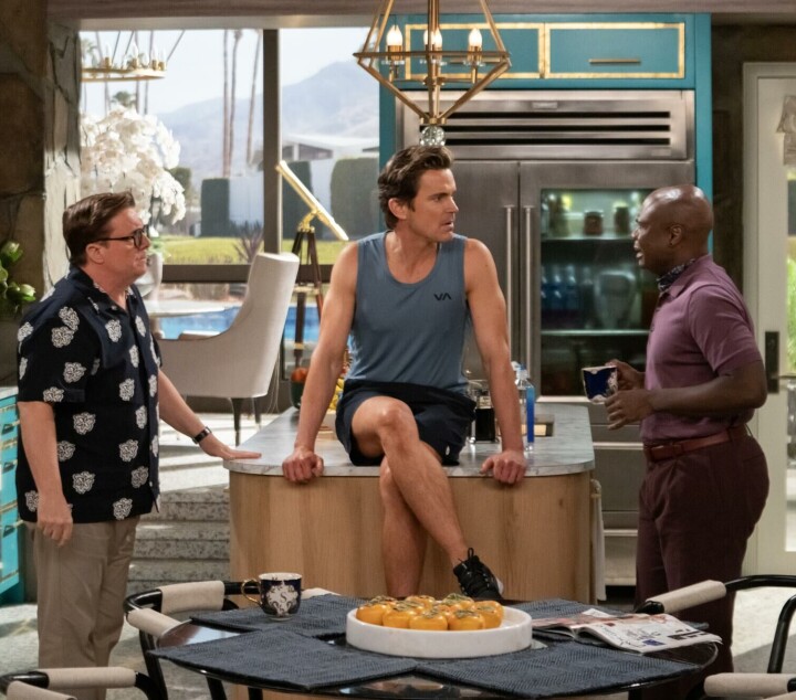 Matt Bomer veel te vroeg en ongevraagd ge-out door treiterblogger Perez Hilton: “Dit was zó oneerlijk…” Matt Bomer (midden) in Mid-City Modern