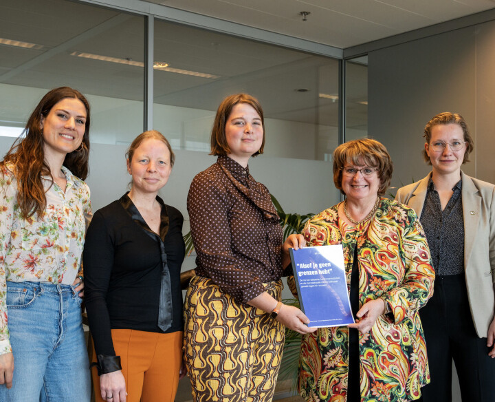 Onderzoek: vooroordelen en discriminatie dragen bij aan kwetsbare positie van bi+-vrouwen Mariëtte Hamer neemt onderzoeksrapport 'Alsof je geen grenzen hebt’ in ontvangst