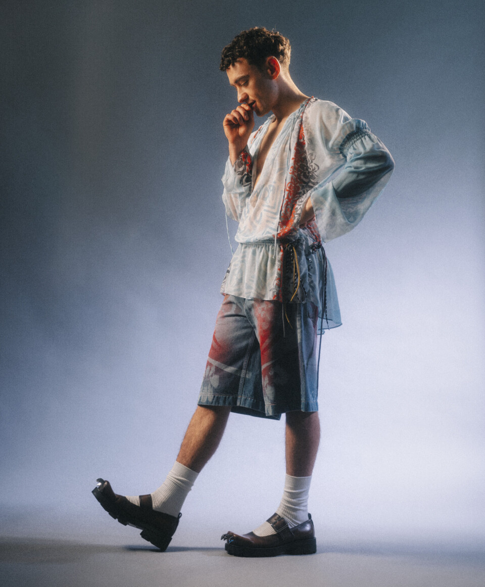 Shirt en korte broek: Paolina Russo / sokken: Uniqlo / schoenen: Charles Jeffrey Loverboy Olly Alexander