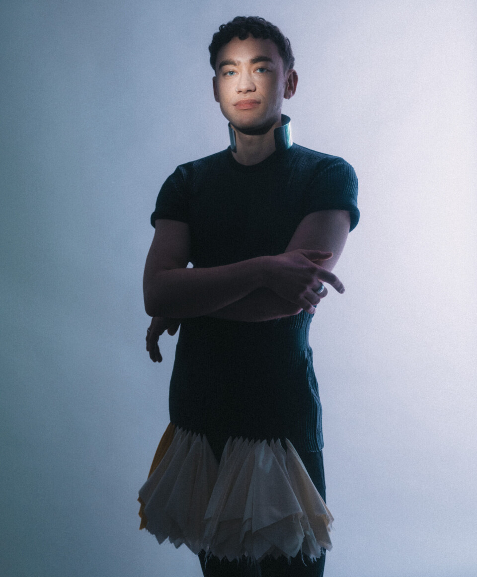 T-shirt, broek en ketting: Stefan Cooke Olly Alexander
