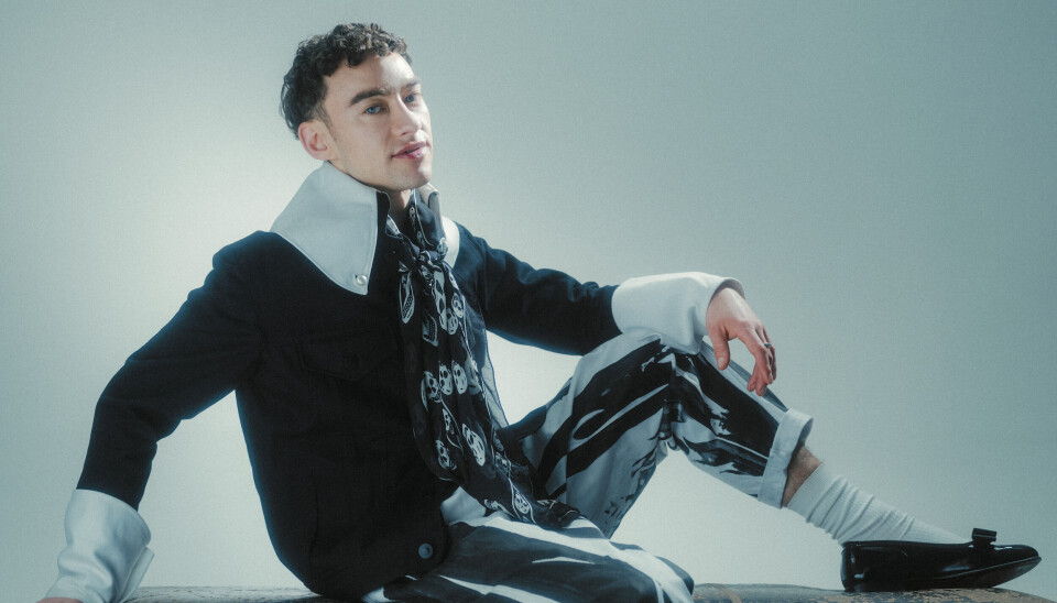 Jasje en jeans: Alec Bizby / sokken: Uniqlo / schoenen: Myrqvist / sjaal: Alexander McQueen Olly Alexander