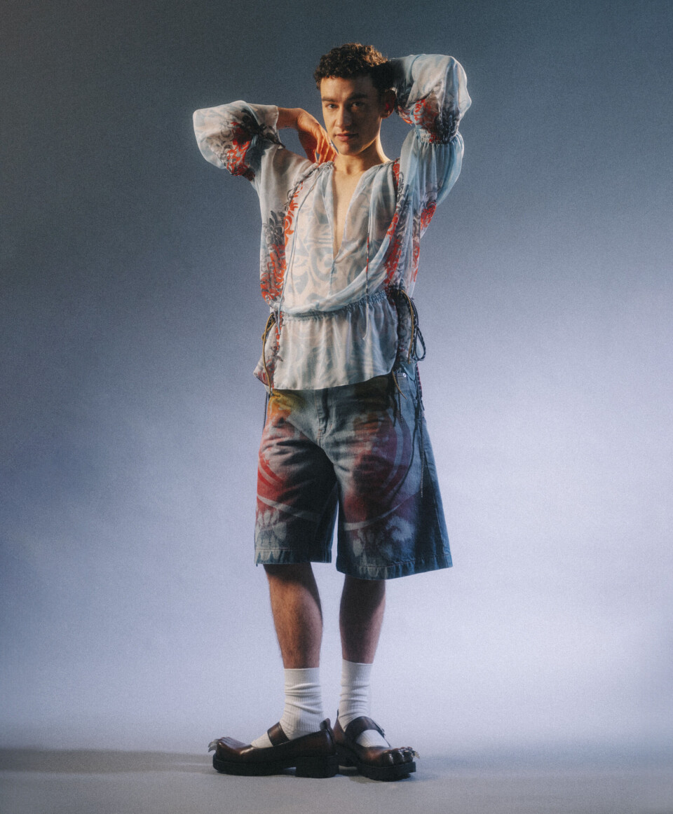 Shirt en korte broek: Paolina Russo / sokken: Uniqlo / schoenen:
Charles Jeffrey Loverboy Olly Alexander