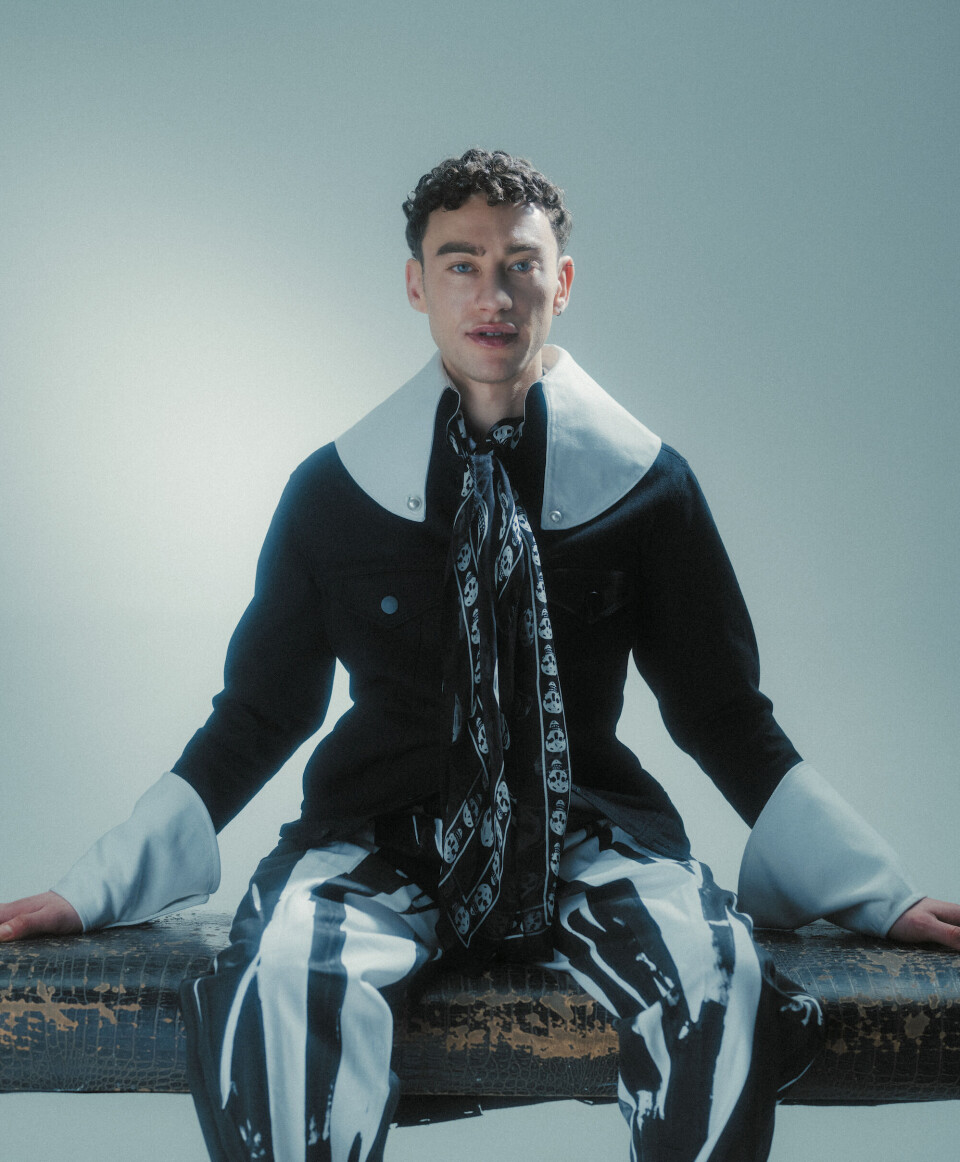 Jasje en jeans: Alec Bizby / sjaal: Alexander McQueen Olly Alander
