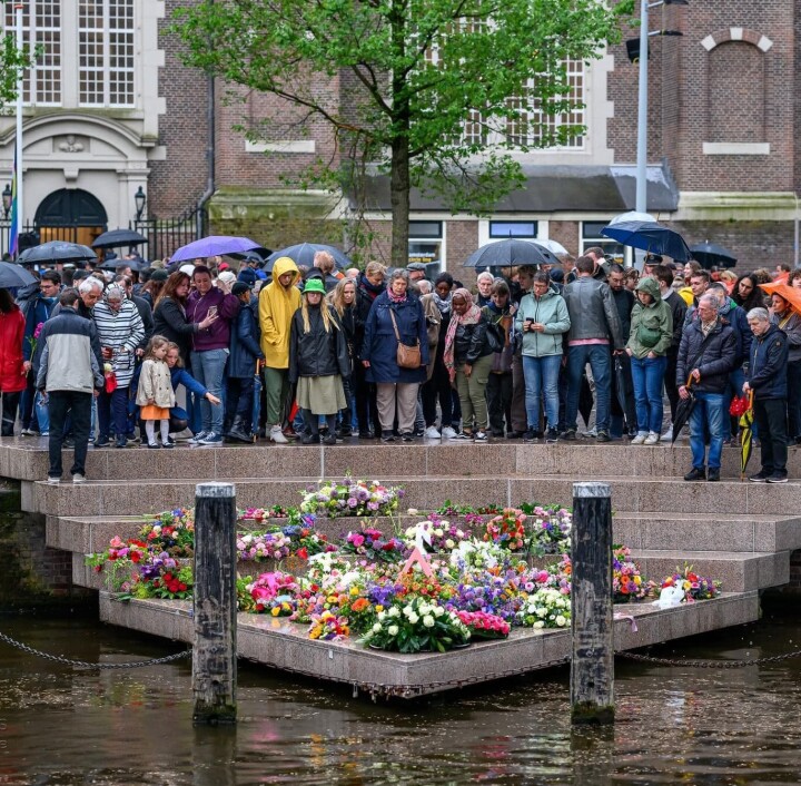 De dodenherdenking op het Amsterdamse Homomonument in 2024 Dodenherdenking