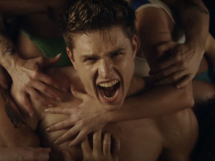Bekijk de hitsige queer trailer van Olympo, de nieuwe serie van Netflix Olympo