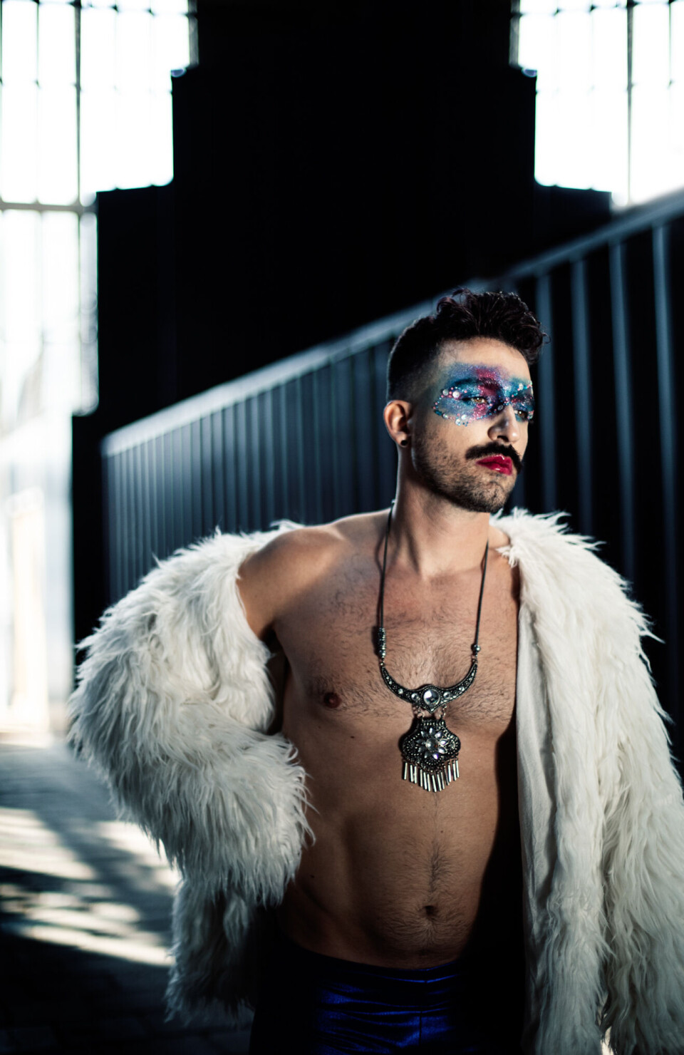 Zanger Stemin over zijn nieuwe album: “Het is een viering van liefde en onbeschaamd queer” Stemin