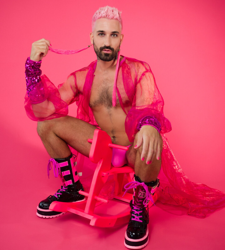 Zanger Stemin over zijn nieuwe album: “Het is een viering van liefde en onbeschaamd queer” Stemin