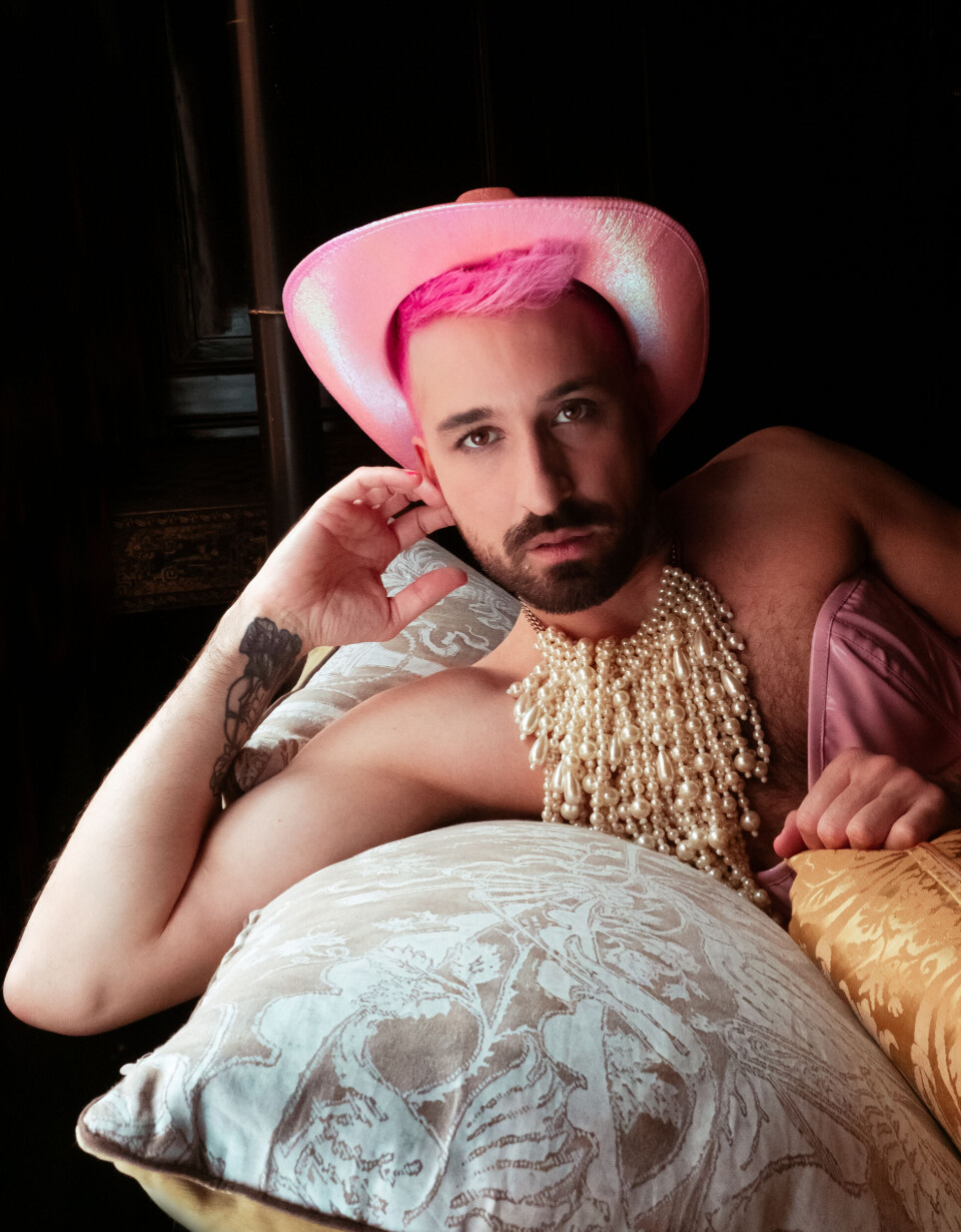 Zanger Stemin over zijn nieuwe album: “Het is een viering van liefde en onbeschaamd queer” Stemin