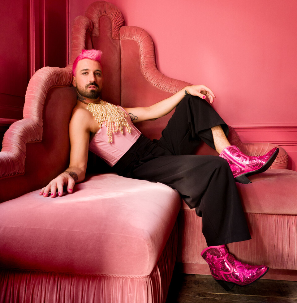 Zanger Stemin over zijn nieuwe album: “Het is een viering van liefde en onbeschaamd queer” Stemin