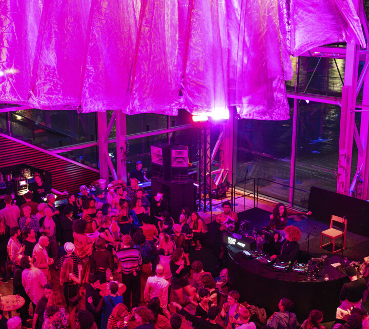 Winactie: maak kans op tickets voor Welcome to a Night at Asbestos Hall op het Holland Festival!