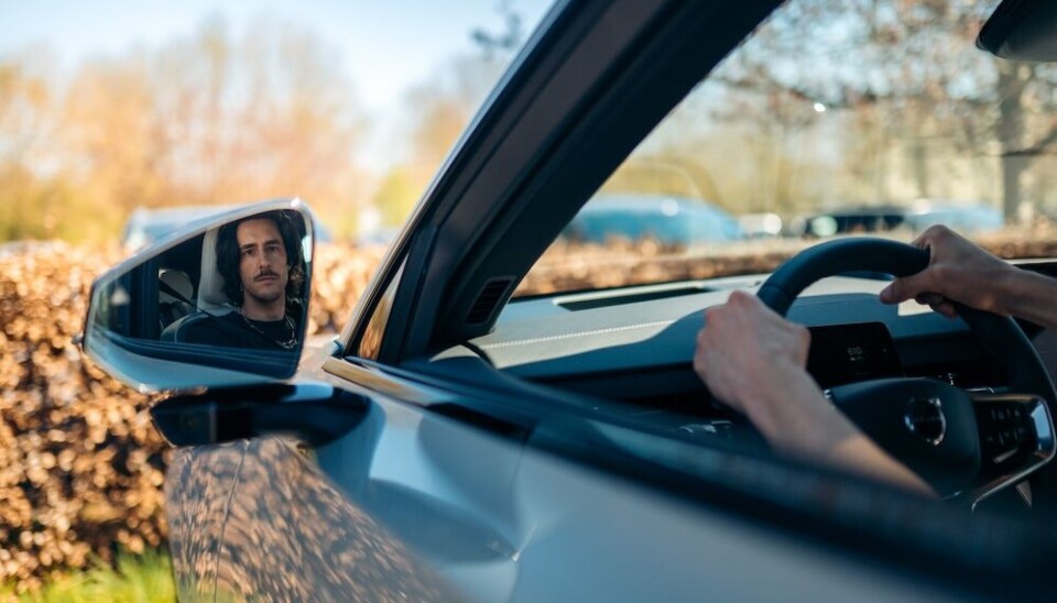 Dankzij de geavanceerde blis-techniek (blind spot information) licht in de zijspiegels een rood driehoekje op wanneer er iemand in je dode hoek zit. Tim van Erp in een auto