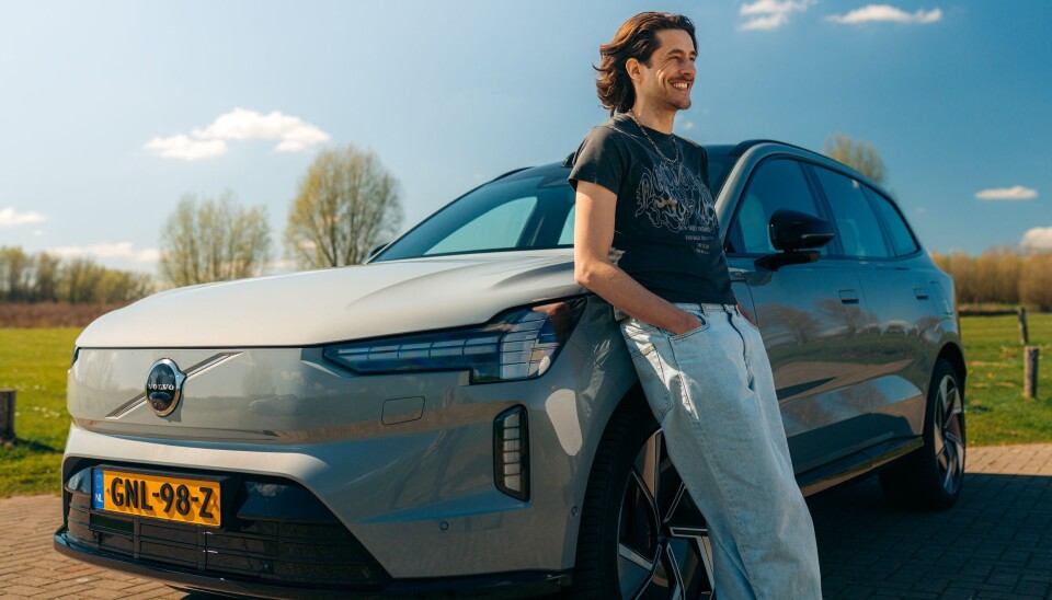 Tim van Erp stapt ondanks zijn rijangst achter het stuur en ontdekt hoe veilig rijden kan voelen Tim van Erp poseert voor een auto