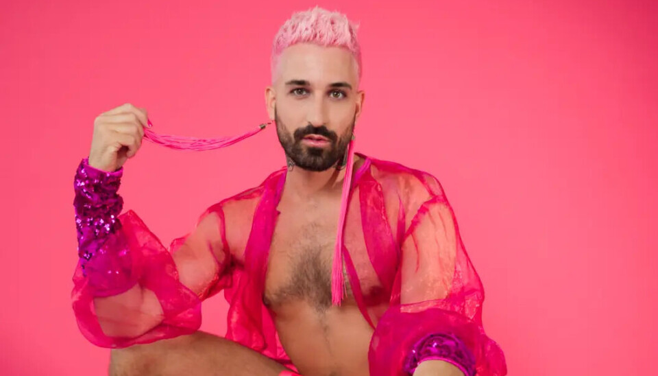 Zanger Stemin over zijn nieuwe album: “Het is een viering van liefde en onbeschaamd queer” Stemin