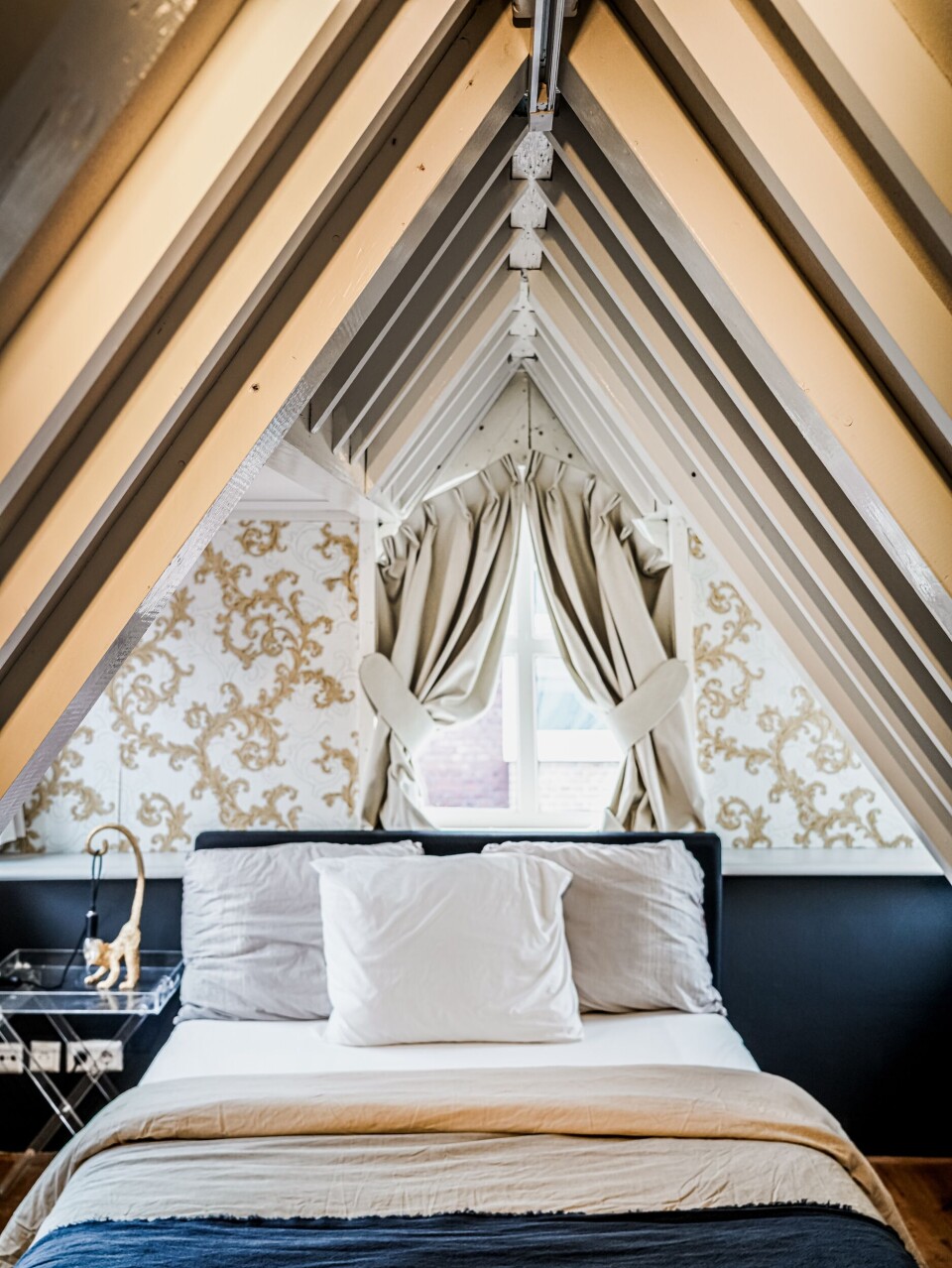 Ook de logeerkamer op zolder is met liefde én een vleugje goud ingericht. Ook de logeerkamer op zolder is met liefde én een vleugje goud ingericht.