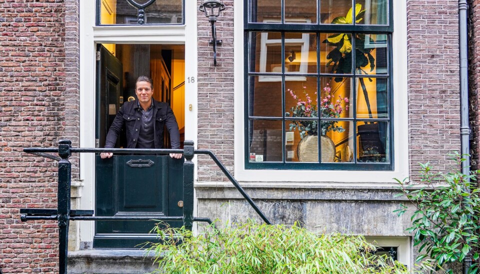 Thom Goderie voor zijn woning. Thom Goderie voor zijn woning.