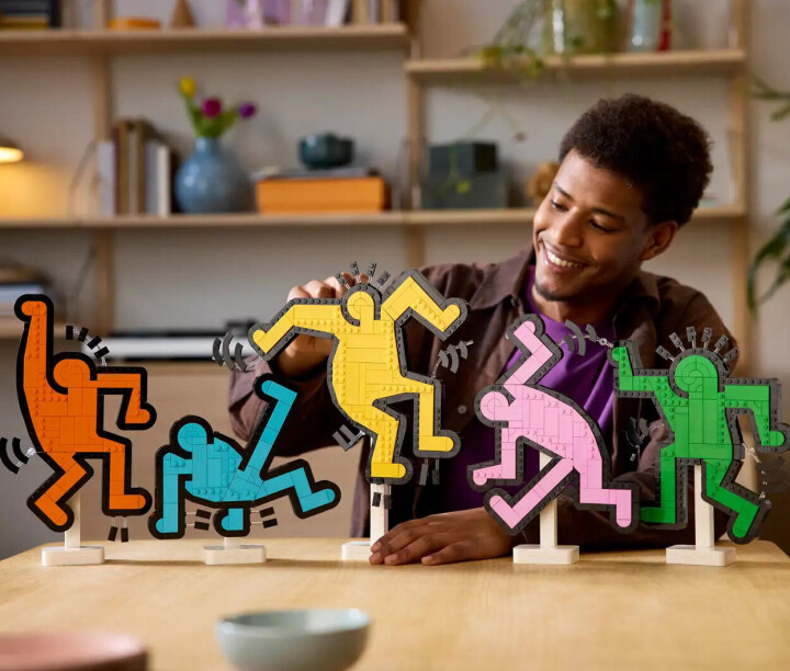 LEGO brengt eerbetoon aan Keith Haring met eigen legoset: de bekende Dancing Figures van de graffitikunstenaar Keith Haring Dancing Figures Legoset