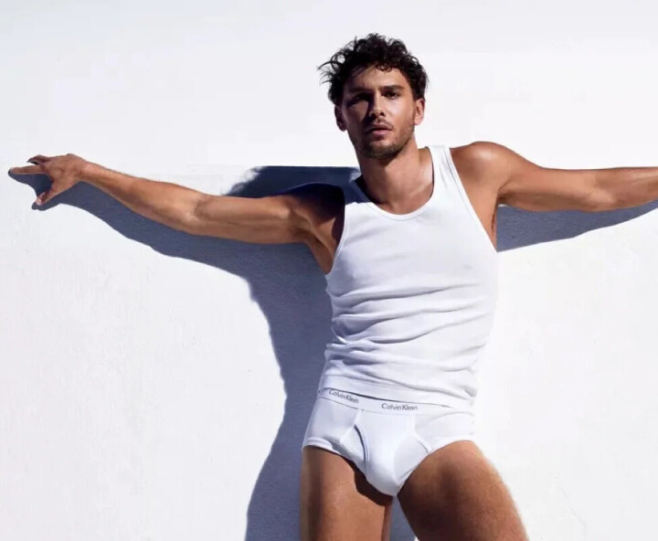 Acteur Cooper Koch schitter in nieuwe ondergoedcampagne van Calvin Klein Cooper Koch voor Calvin Klein