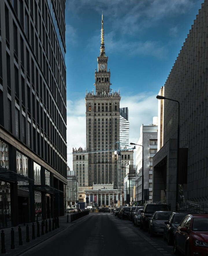 Het vroegere Jozef Stalin-paleis van
cultuur en wetenschap (1955) wordt
omringd door westerse
hoogbouw. Dit tekent
de economische ontwikkeling van polen. Het vroegere Jozef Stalin-paleis van cultuur en wetenschap