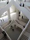 Atrium van het Museum voor Moderne Kunst.