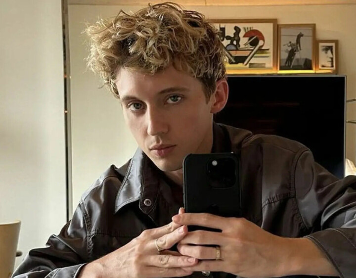 Pedro Pascal, Troye Sivan en anderen ondertekenen open brief om zelfmoordpreventielijn voor lhbtiq+-jongeren te redden Troye Sivan