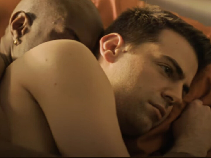 Bekijk de trailer van Throuple, over een zanger die een relatie aangaat met een mannenkoppel Throuple