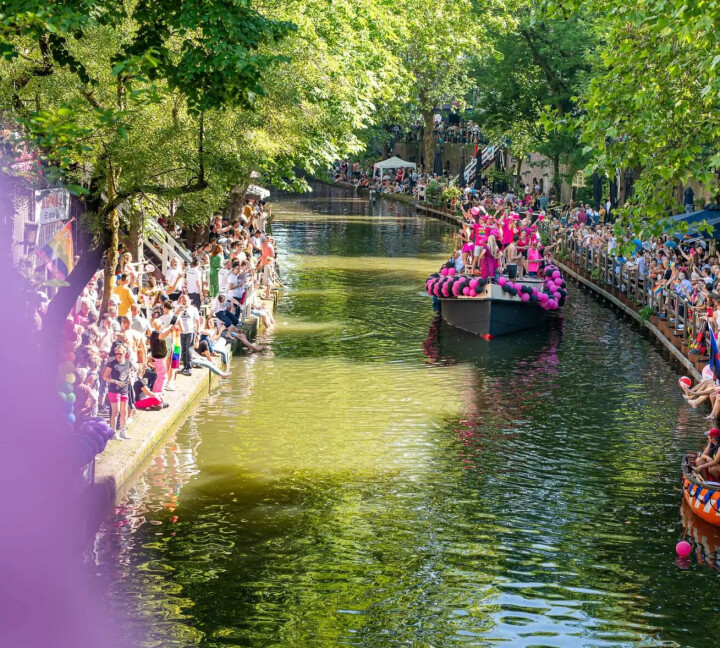 ‘Jij wordt gezien’: boot met boodschap voor transgender personen gaat voorop tijdens Utrechtse Canal Parade Utrecht Pride