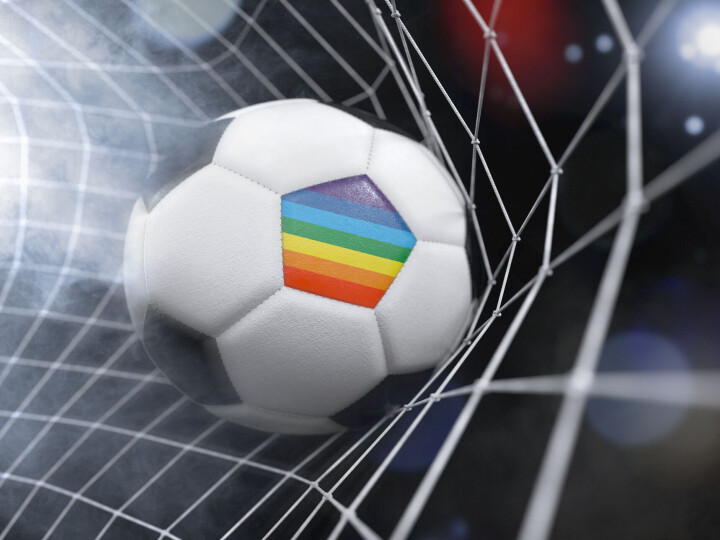 Afplakken regenboogvlag heeft gevolgen voor voetballers: voor twee wedstijden geschorst Voetbal