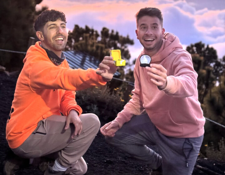Twee mannen vragen elkaar tegelijkertijd ten huwelijk in video: “Wat, maak je een grapje?” Roy & Jordan