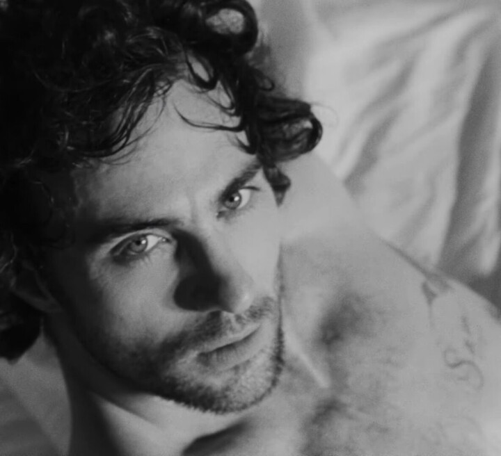 Foto’s en video: 28 Years Later-acteur Aaron Taylor-Johnson is het gezicht van de nieuwe Yves Saint Laurent-campagne Aaron Taylor-Johnson voor Yves Saint Laurent