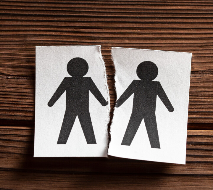 Ongelijke behandeling voor lhbtiq+ asielzoeker die partner wil laten overkomen Mannen van elkaar gescheiden