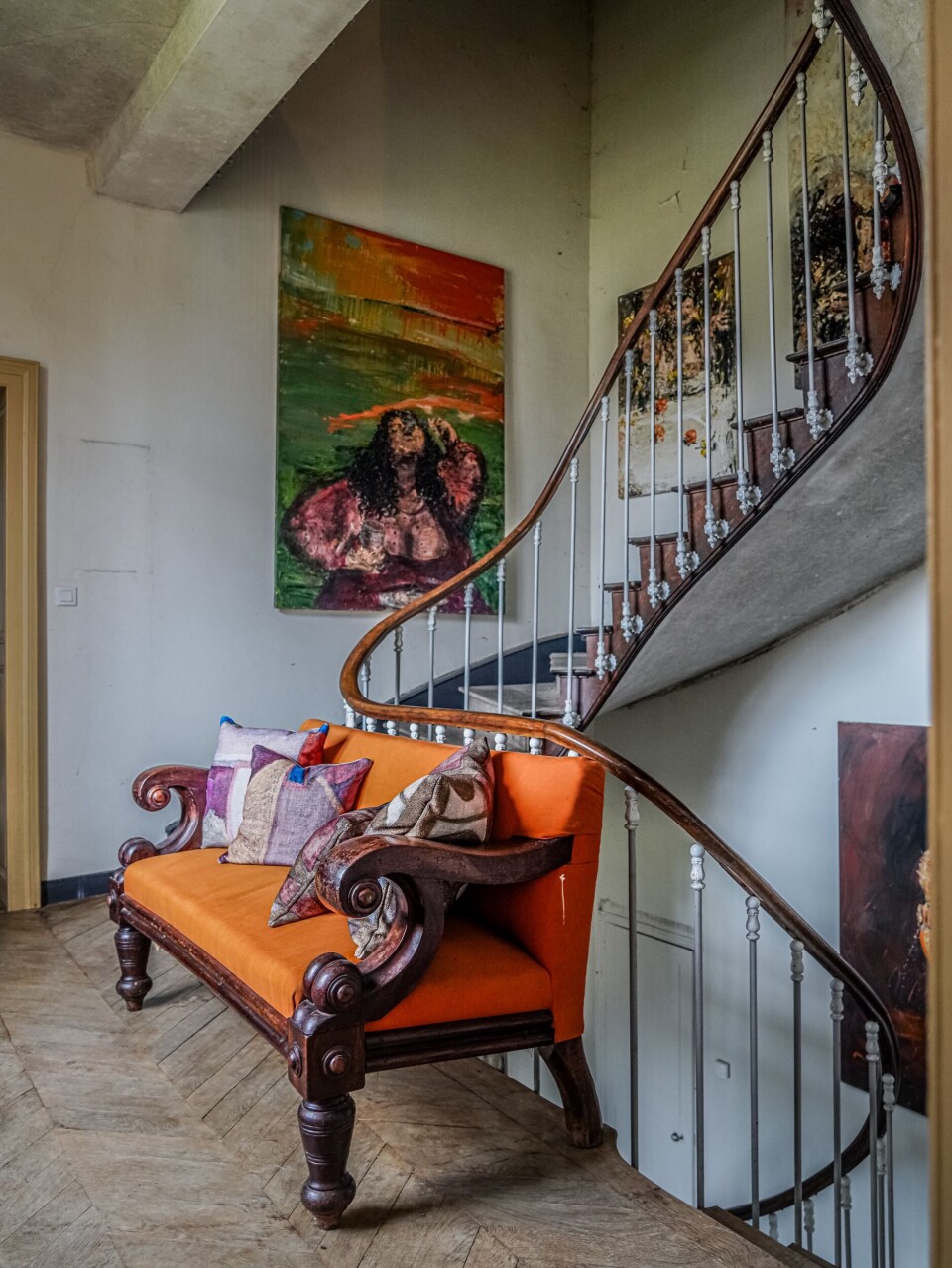 In de gang staat een Hermès-oranje bank
en hangt kunst van Fabian Cerredo. In de gang staat een Hermès-oranje bank en hangt kunst van Fabian Cerredo.