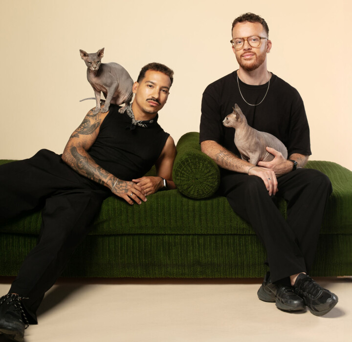 Chris en Pasqual over hun katten Ginn en Peach: “Zodra Ginn hoort dat een pakje met kaas opengaat, komt ze al knorrend aanrennen”