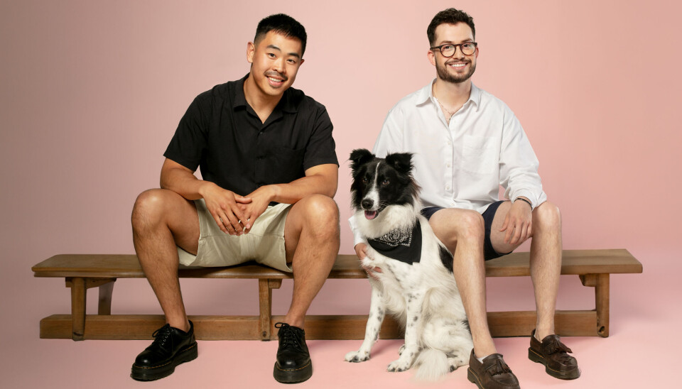 Ivo en Blake over hun hond Odin: “Onze woonkamer ligt vol speeltjes waarvan sommige verdacht veel op seksspeeltjes lijken” Ivo en Blake met hun hond Odin