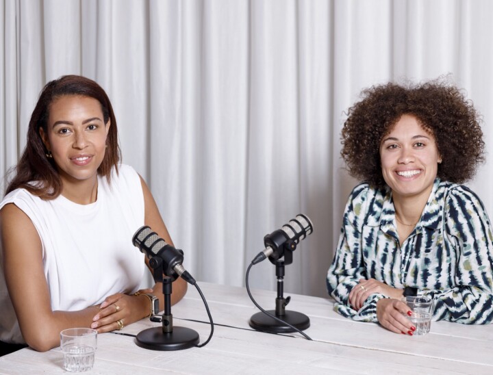 Amber Rustenberg met Whitney Janssen in de podcaststudio Amber Rustenberg met Whitney Janssen in de podcaststudio