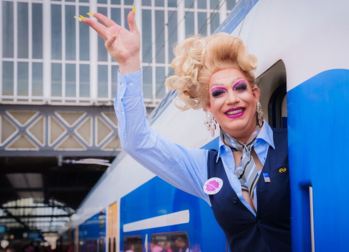 Dragqueens en feest in de stiltecoupé: NS viert Roze Maandag met een fabuleuze partytrein Ruxy Bonaparte