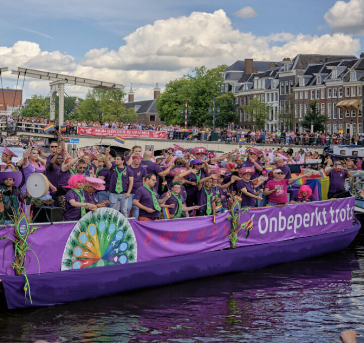Mensen met verstandelijke beperking varen mee op eigen boot met Canal Parade Onbeperkt Trots