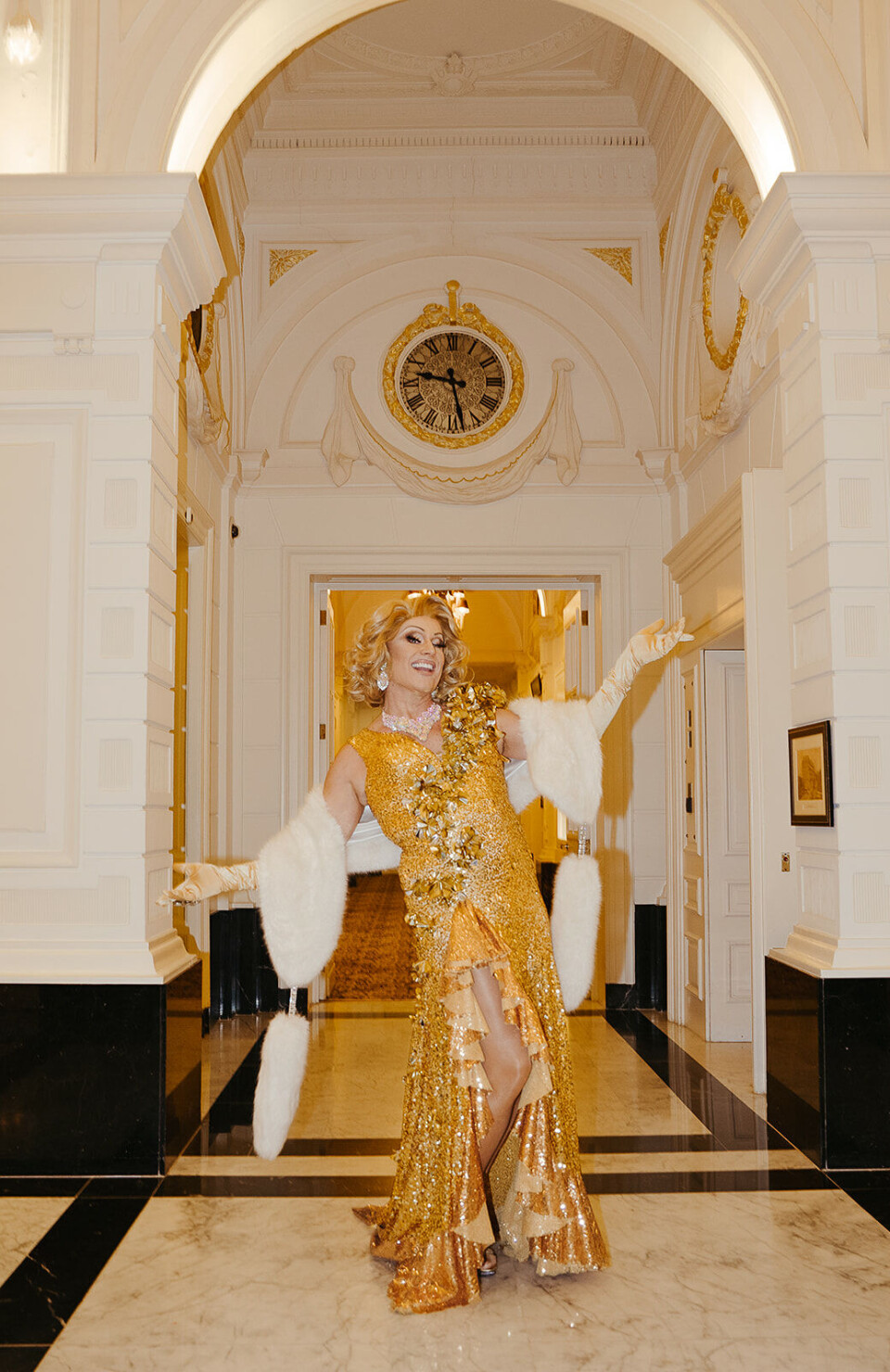 Twee nieuwe tips voor Pride Amsterdam: Lola Tuthola Lollipop organiseert Queer Theaterfestival en het Amstel Hotel pakt uit met dragshow en breakfast Miss April Summers