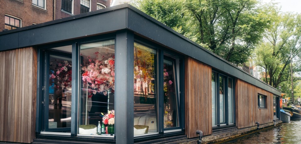 Dit is jouw kans om front row de Canal Parade van Pride Amsterdam te beleven Woonboot van buiten