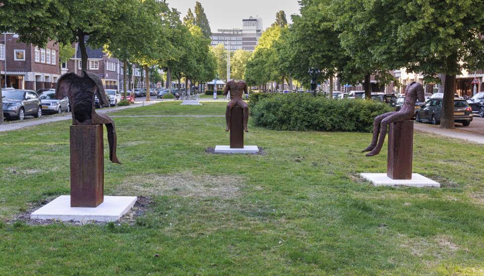 'Sculpture of Sitting Boy' van Magdalena Abakanowicz. 'Sculpture of Sitting Boy' van Magdalena Abakanowicz.