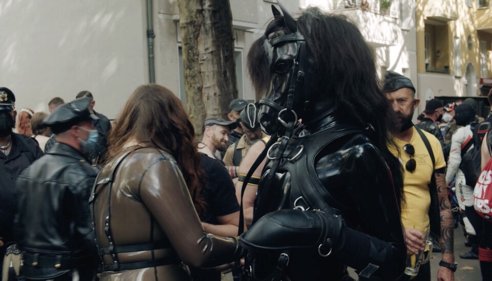 Documentaire over fetisjfestival Darklands is een zinderende ode aan seksuele vrijheid Still uit Darklands: Are you ready to go deep?