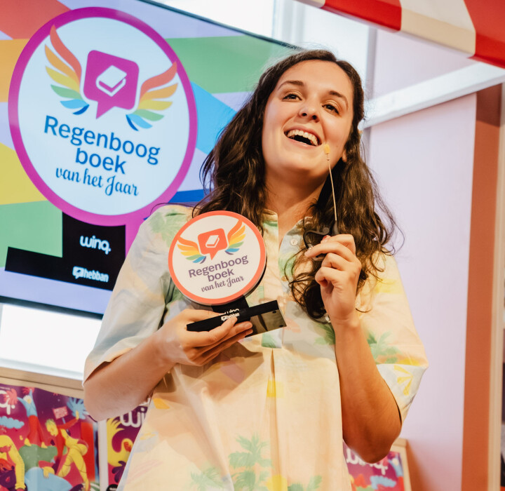 Audrey Adelin. Audrey Adelin met Regenboogboek van het Jaar Award.