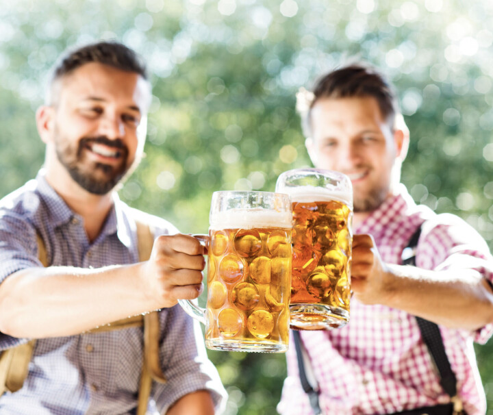 Oktoberfest in Waalwijk krijgt voor het eerst een ‘Roze Zondag’: versier je Lederhosen of Dirndl met regenboogkleuren Oktoberfest