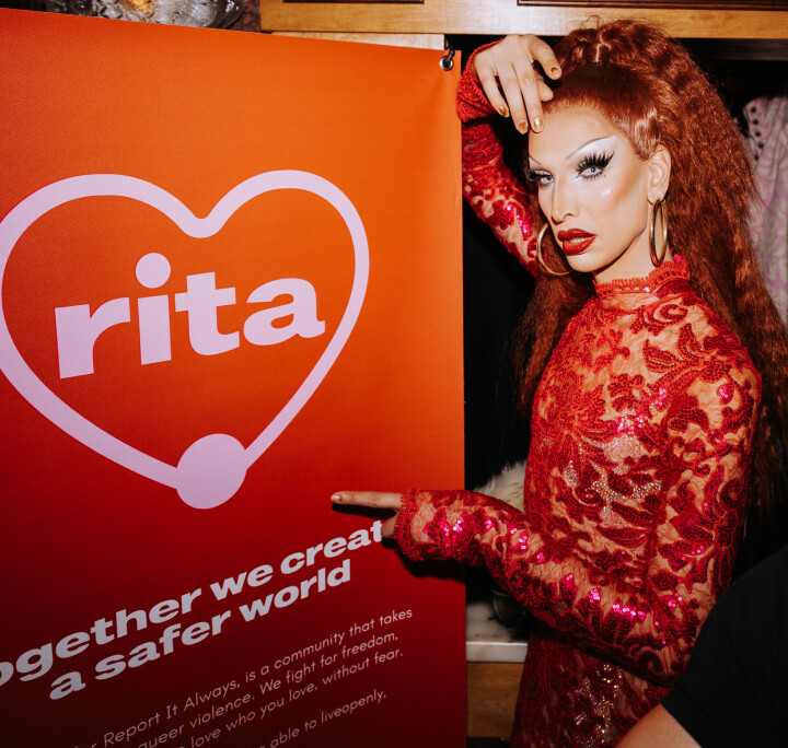 Ma'MaQueen op het fundraiserfeest in club TufTuf. Ma'MaQueen op het fundraiserfeest in club TufTuf bij een RITA-banner.