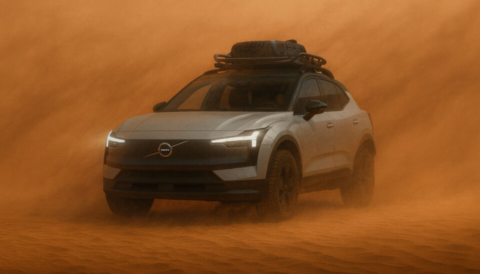 De foto met de EX30 Cross Country is hier met digitale technieken bewerkt; deze auto is in werkelijkheid geenszins in deze omgeving geweest.