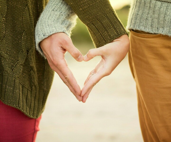 Hand in hand lopen niet toegestaan: COA vroeg lesbisch koppel zich terughoudend te gedragen Hand in hand