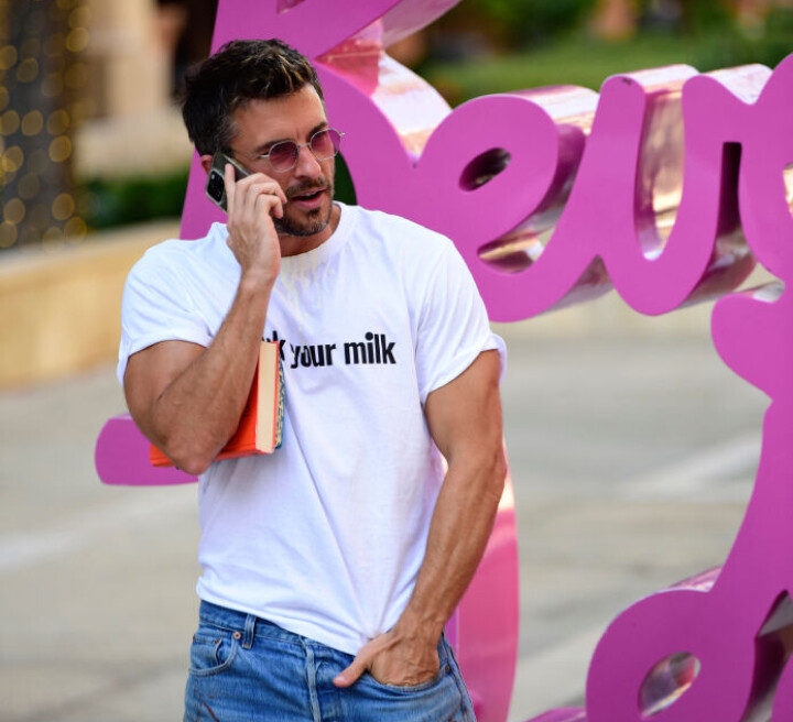 Jonathan Bailey verkoopt roze zonnebrillen voor Shameless Fund dat zich inzet voor lhbtiq+-rechten Jonathan Bailey